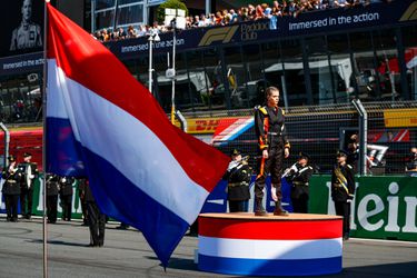 🎥 | Dit zag je niet op tv: Davina Michelle viel na volkslied op Zandvoort van het podium