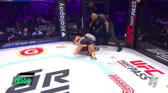 🎥 | MMA-toppers Dixon en Zheleznyakova vermaken publiek met bloederige beukpartij