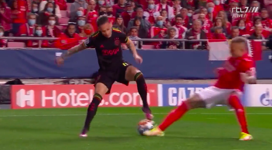🎥 | Antony dolt al na 52 seconden even 2 verdedigers van Benfica