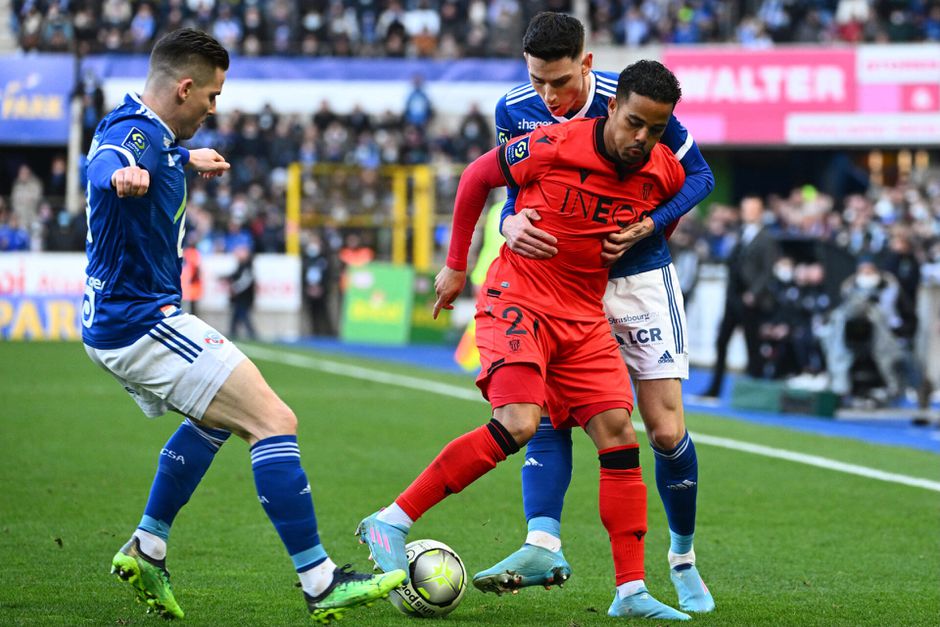 🤬 | Gewisselde Justin Kluivert loopt te schelden op de bank en krijgt rood van vrouw