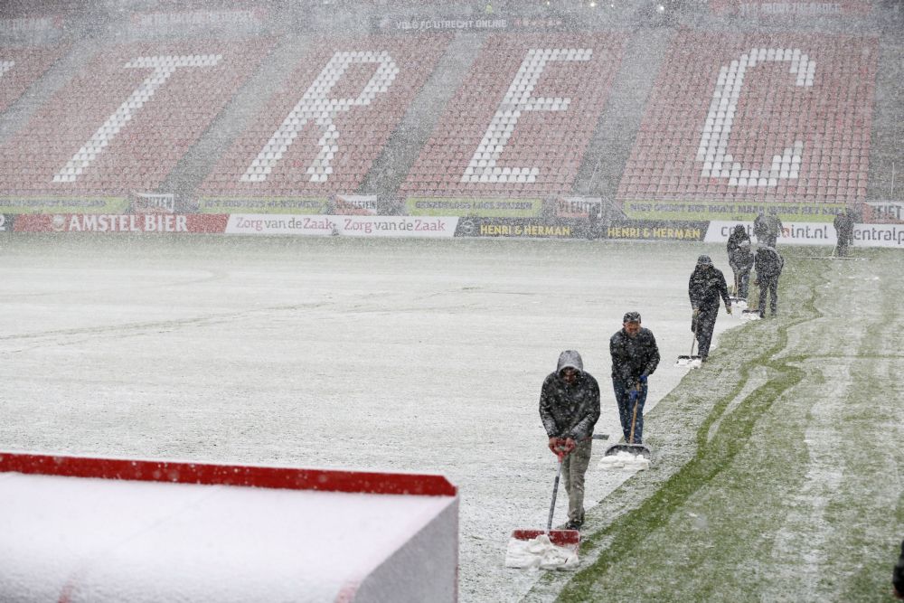 Veld FC Utrecht gekeurd: Wedstrijd gaat ondanks sneeuwval gewoon door