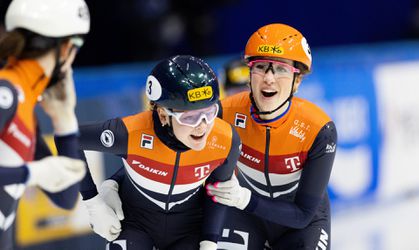 Shorttrackers Xandra Velzeboer en Jens van 't Wout pakken bronzen medailles in Peking