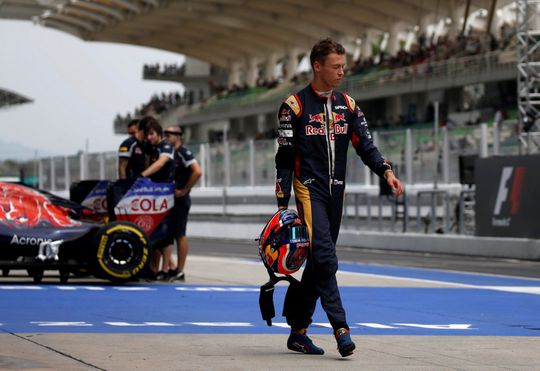 Kvyat pest Vettel met nieuwe helm