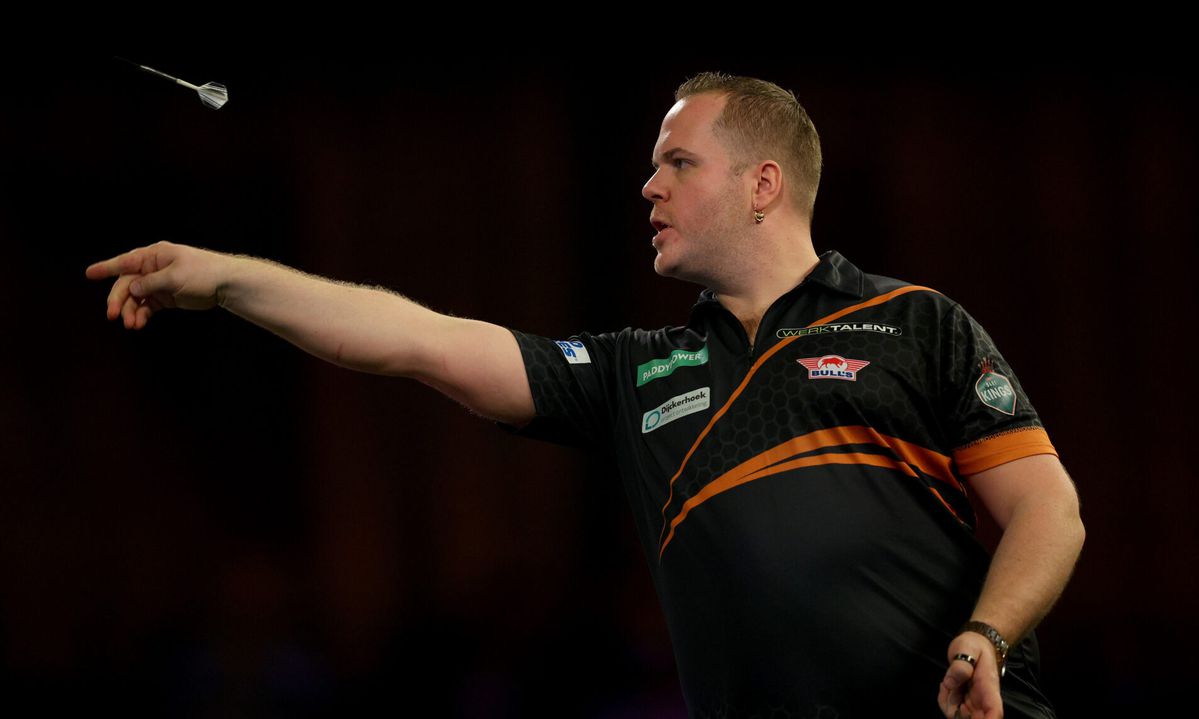 Schouder zit Dirk van Duijvenbode dwars: uitgeschakeld op WK darts door Boris Krcmar