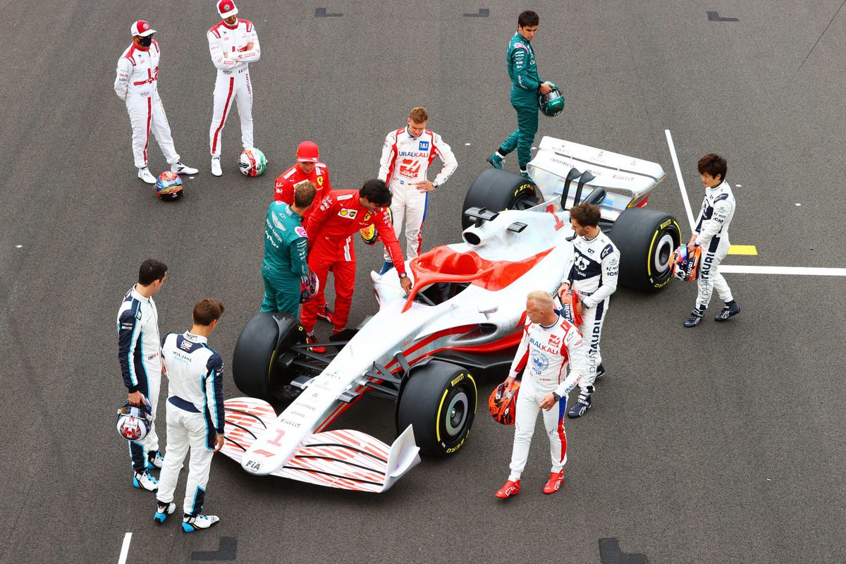 📸 | Formule 1-coureurs bestuderen de auto van 2022 op Silverstone