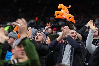 Haha! Newcastle-fans treiteren Kurt Zouma met opblaasbare katten