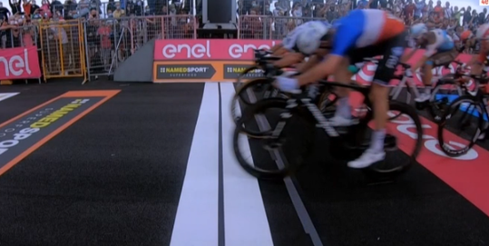 Check hier de bizarre finish in de Giro d'Italia: millimeterwerk met 3 renners