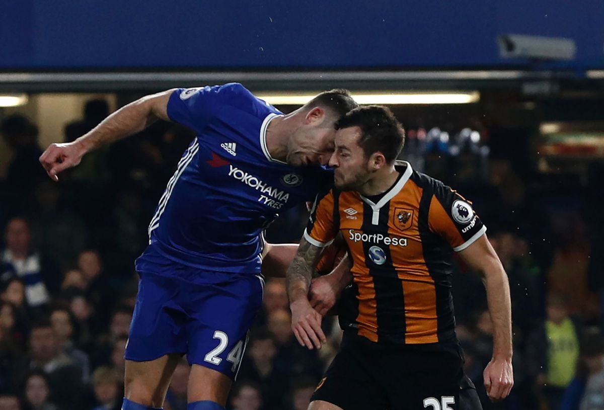 Chelsea-Hull ligt minutenlang stil door akelige hoofdblessure Mason (video)