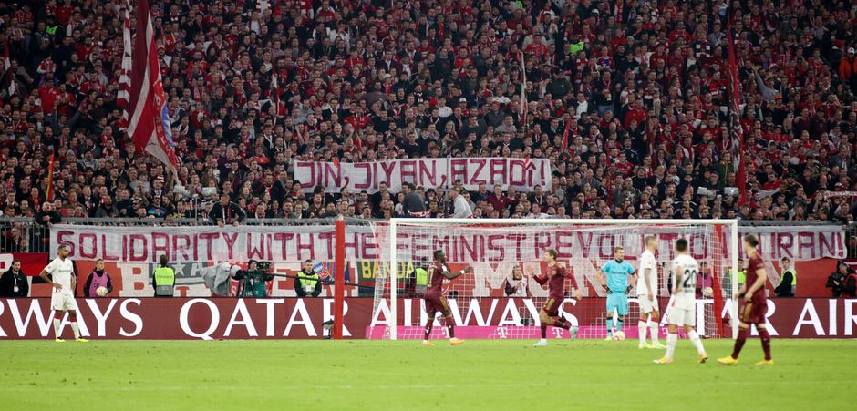 📸​ | Bayern München-supporters supporteren Iraanse vrouwen: 'Jin, Jiyan, Azadí!'