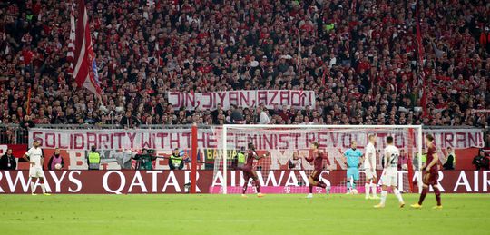 📸​ | Bayern München-supporters supporteren Iraanse vrouwen: 'Jin, Jiyan, Azadí!'