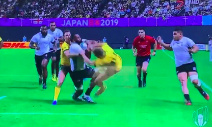 Rugbyfans verbijsterd over het onbestraft laten van dwaze, Australische tackle (video)