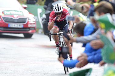 Contador met 4 politiemannen naar de start (video)