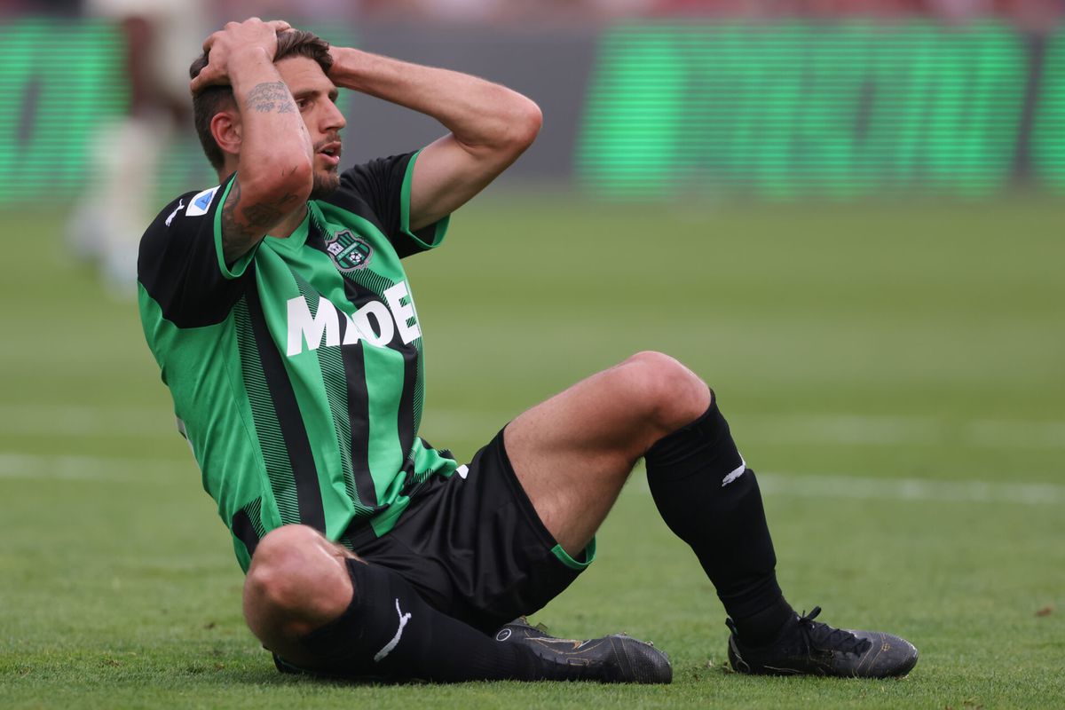 🎥​ | Sassuolo verliest van Serie B-club Modena en Berardi verliest hoofd en gaat met fan op de vuist