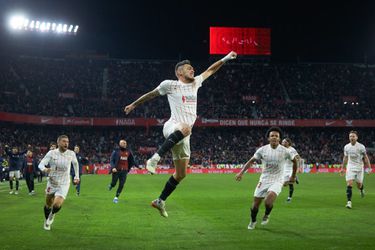 Sevilla blijft in het spoor van koploper Real Madrid na late zege op Atléti