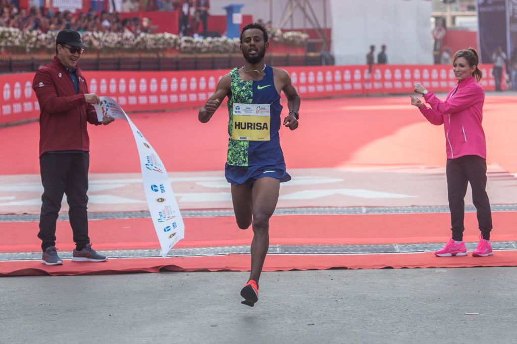 Te dikke zolen worden marathonloper fataal: als winnaar gediskwalificeerd