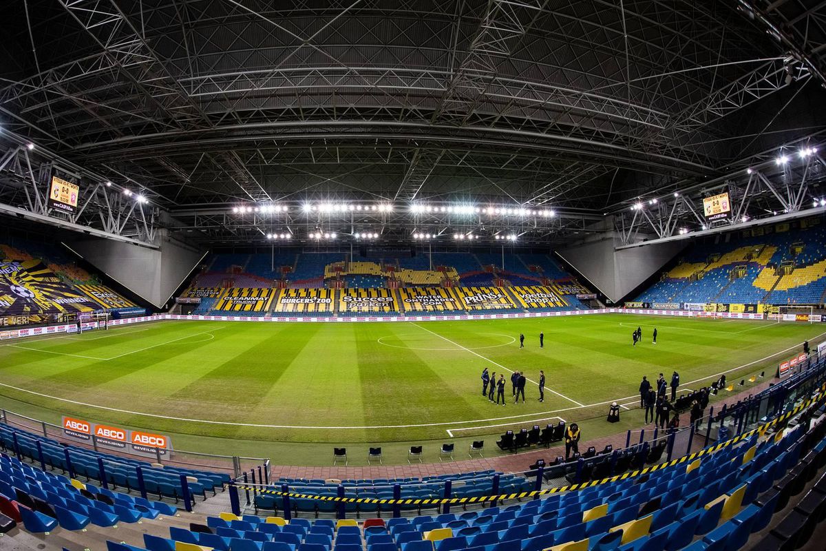 Vitesse vervangt slecht veld in het Gelredome, nieuwe mat moet het meteen 3 thuiswedstrijden op rij goed doen