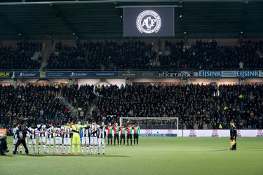 Indrukwekkend: minuut stilte op de Nederlandse en Duitse velden voor Chape (video)