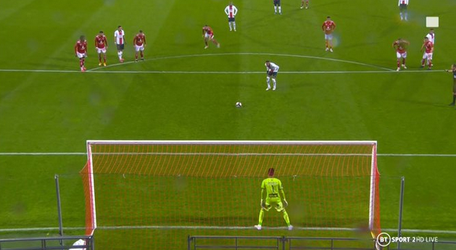 👀 | Keeper lokt Neymar heerlijk uit de tent: penalty mis