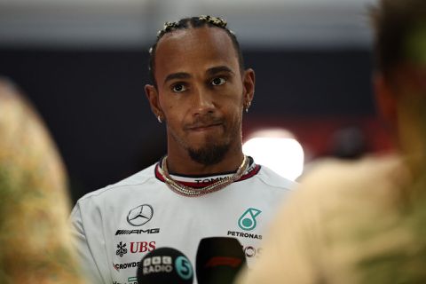 Lewis Hamilton denkt dat niet alle coureurs even hard werken: 'Wij zijn de 3 die het verst gaan'