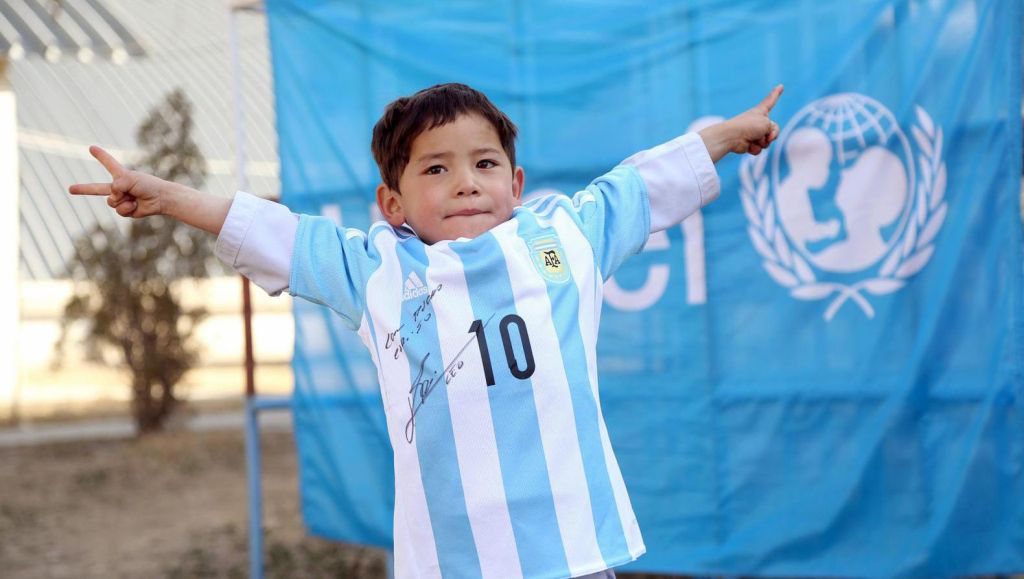Afghaans jongetje met plastic shirt ontmoet idool Messi