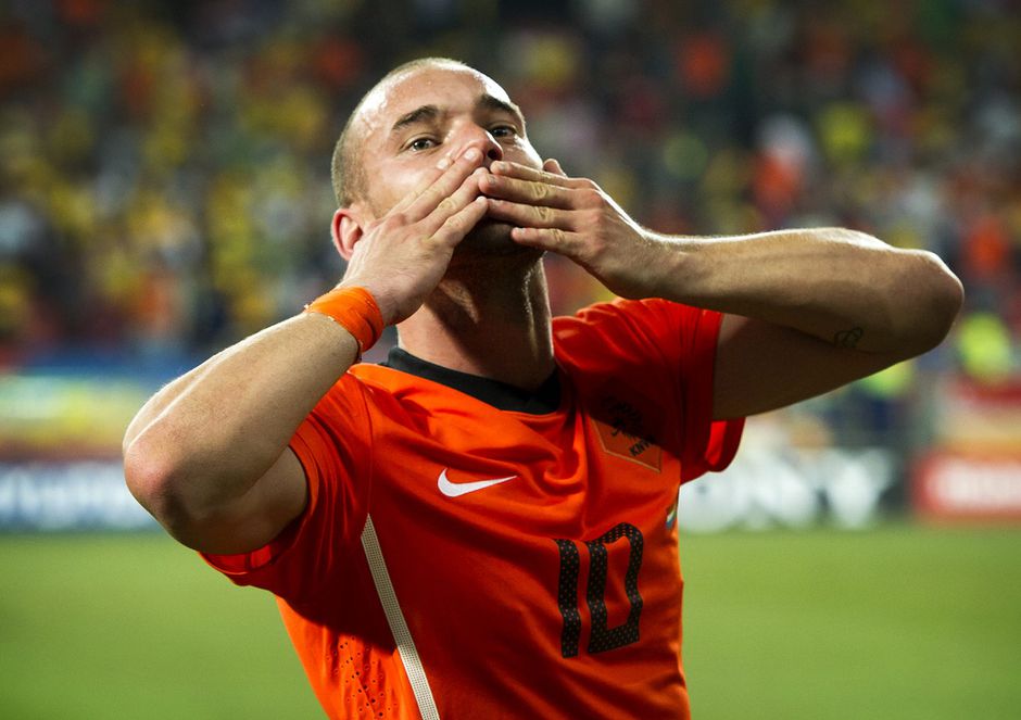 Wesley Sneijder zou zoenend gespot zijn met deze zangeres
