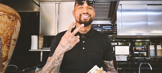 🎥 | Boateng verlengt bij Hertha BSC en belooft: '2023 gratis broodjes döner!'