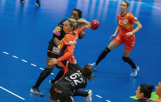 Estavana Polman moet WK handbal verlaten: geblesseerd naar huis