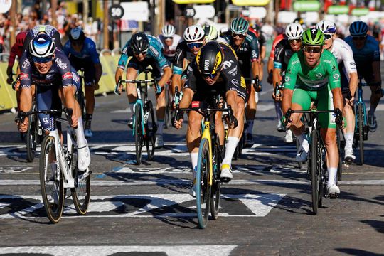 Wout van Aert volgt Bernard Hinault op met unieke prestatie: ‘Ongelooflijk, wat een achtbaan’