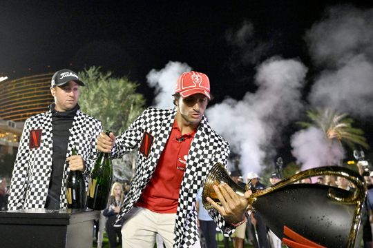 🎥​ | Formule 1-coureur Carlos Sainz laat Netflix Cup vallen