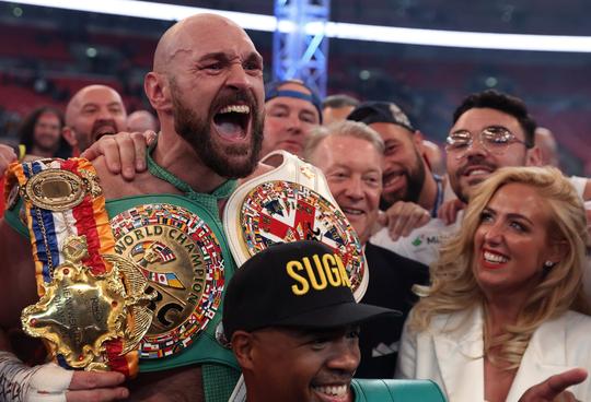 🎥​ | Tyson Fury speelt mind games met Francis Ngannou: 'Heb je een grote...?'