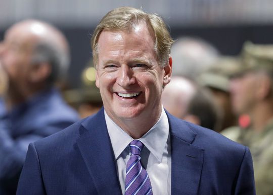 NFL-commissaris Goodell shottend gespot in de kroeg (video)