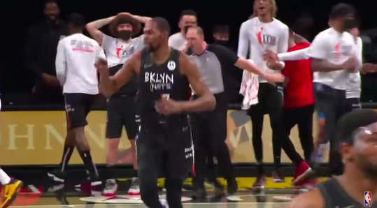 🎥 | Brooklyn Nets scoort op slotdag mooiste punt van NBA-seizoen