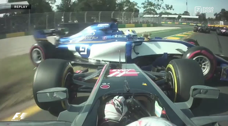 Video: Magnussen veroorzaakt eerste crash van 2017, Grosjean eerste uitvaller