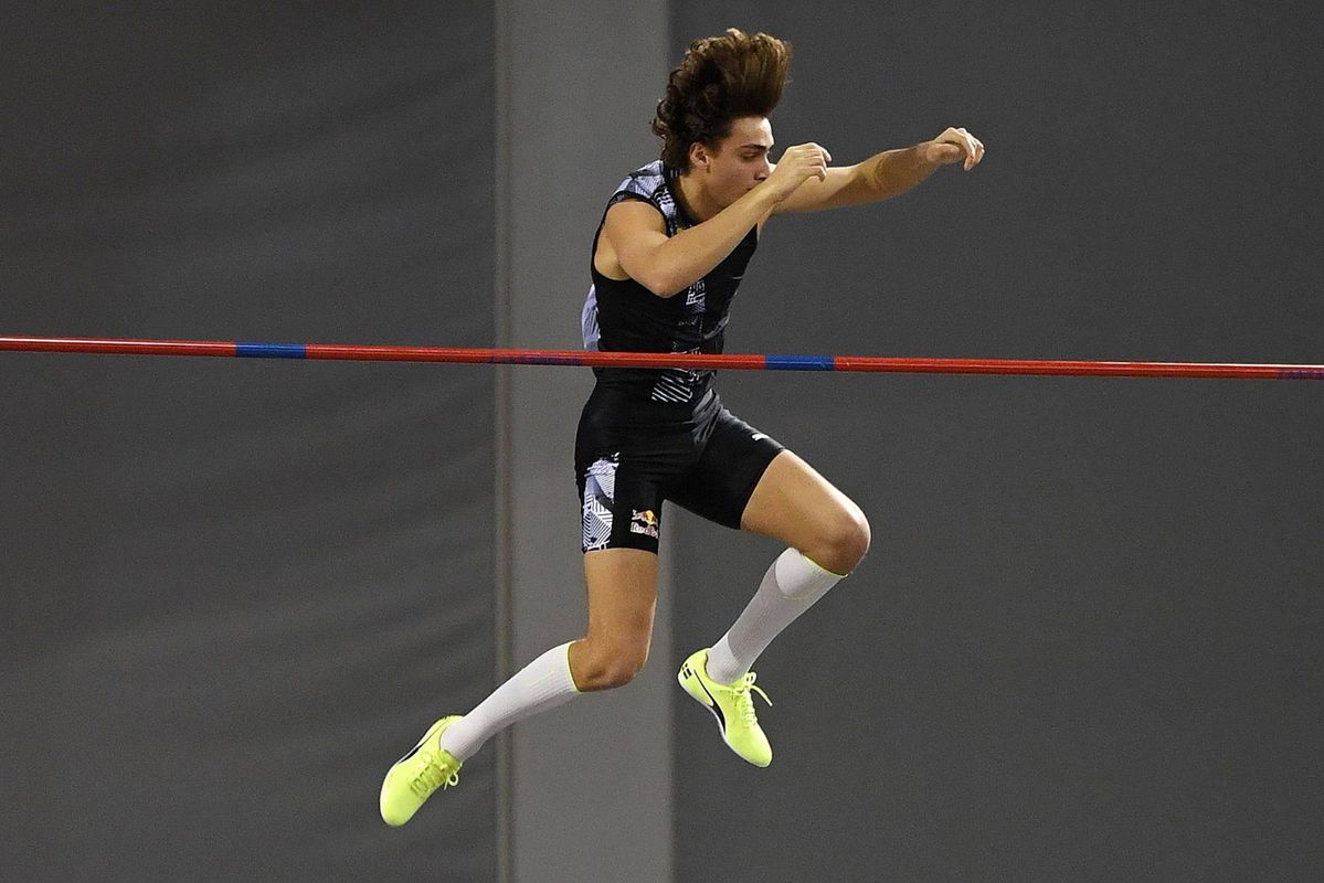 Wow! Atletieksensatie Duplantis springt wéér wereldrecord met polsstok