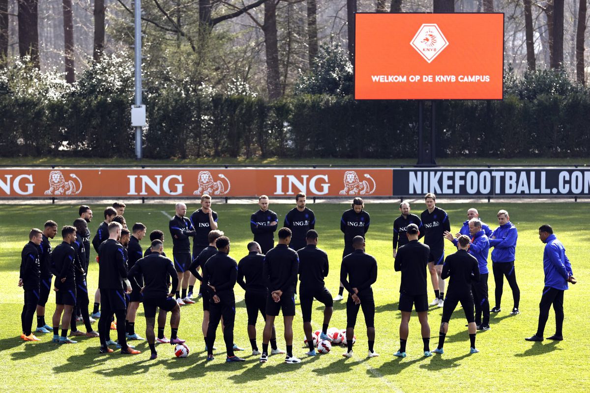 Opluchting bij Oranje: geen spelers besmet na positieve test bondscoach Louis van Gaal