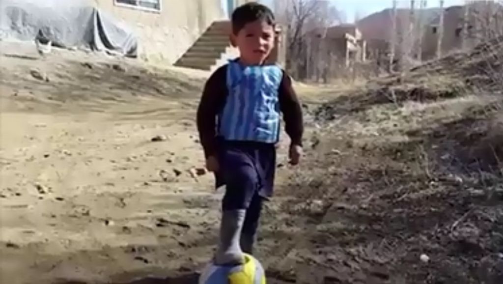 Droom van de 'Afghaanse Messi' komt uit: het jochie gaat zijn idool ontmoeten