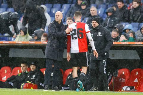 Arne Slot tevreden coach na veerkrachtig optreden Feyenoord: 'Wat een mooie goals'