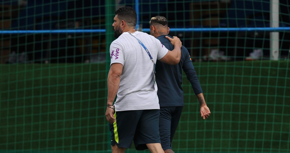 Neymar verlaat trainingsveld Brazilië met enkelblessure