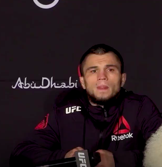 🎥 | Umar Nurmagomedov met droge reactie op mogelijke terugkeer Khabib: 'Hoop het?'