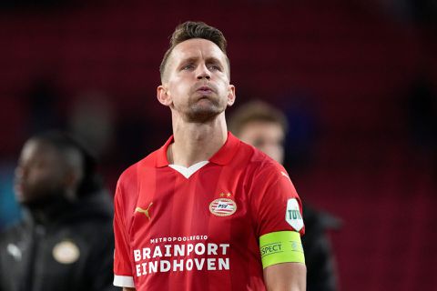 TV-gids: op deze zender en zo laat check je de kraker PSV - Ajax