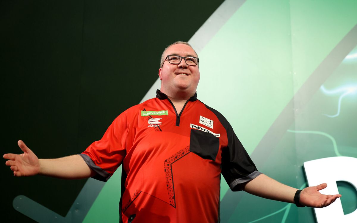 Op naar Michael van Gerwen! Stephen Bunting vermorzelt Florian Hempel op WK darts