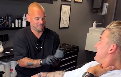  🎥 | Wesley Sneijder tatoeëert handtekening op Mart Hoogkamer na weddenschap