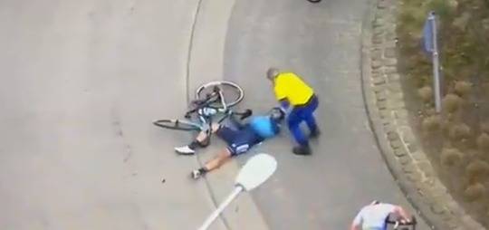 🎥 | Samuele Battistella was na crash bij Amstel Gold Race 20 minuten bewusteloos