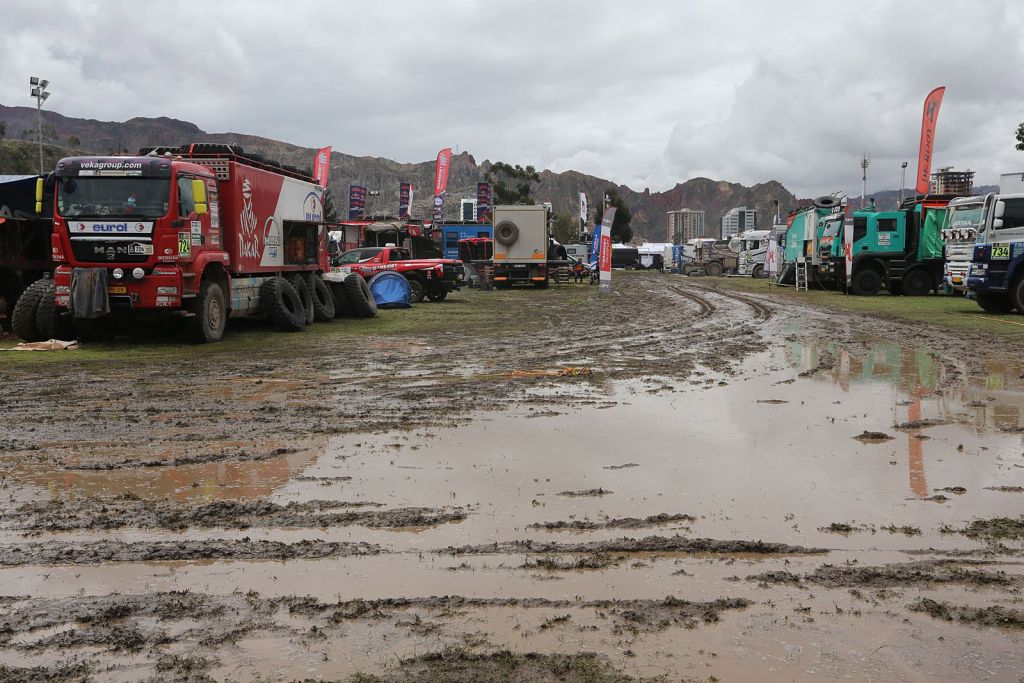 Trucks blijven last hebben van slecht weer in Dakar