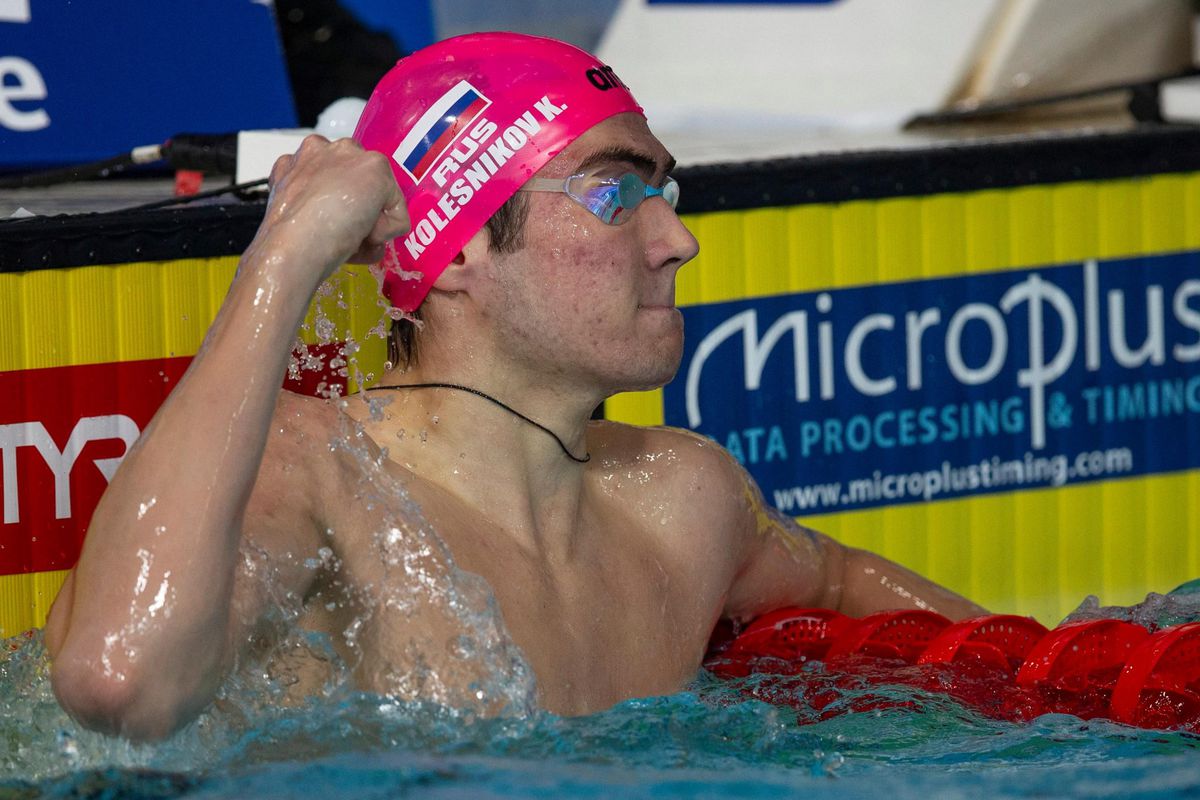 Kolesnikov zwemt met wereldrecord naar goud op 50 meter rugslag