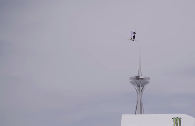 Amerikaanse skiër zet ziek wereldrecord neer met mega hoge quarterpipesprong (video)