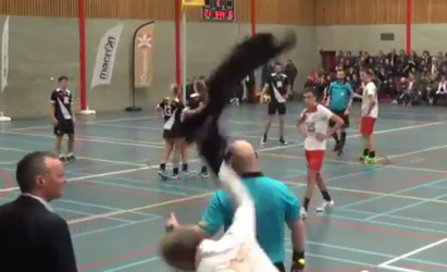 Korfbaltrainer doet Hans Kraay jr. na en smijt met jasje (video)