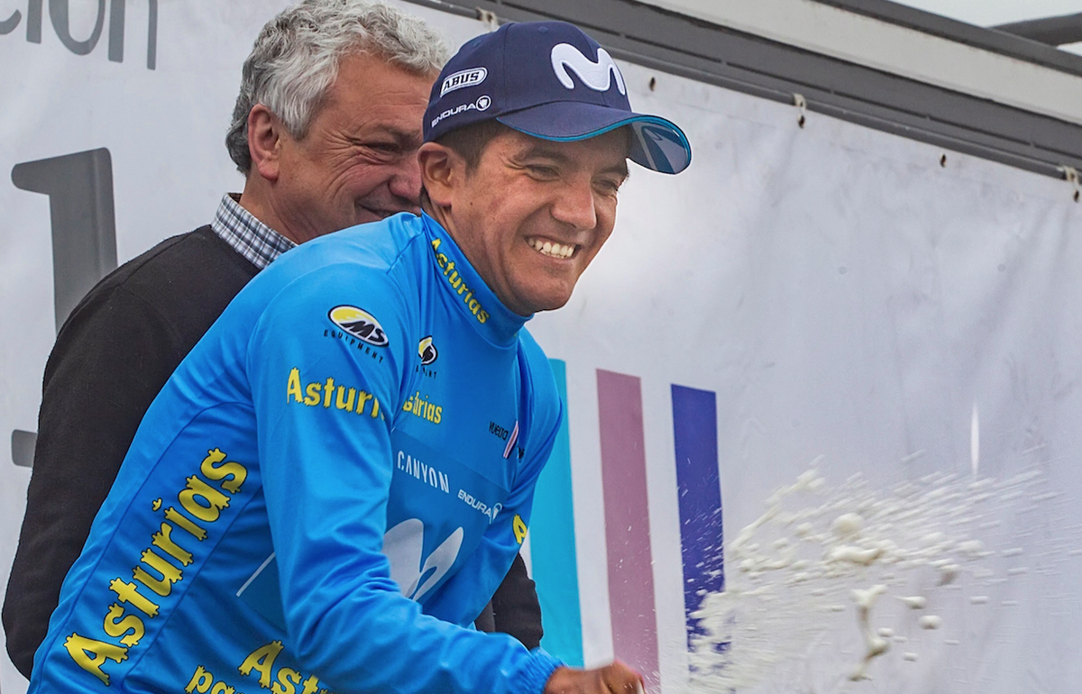 Witte trui-drager Carapaz snoept Giro-etappe van Bouwman af