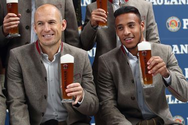 Robben met lederhosen en een flink glas bier op verplichte Oktoberfest-foto (video)