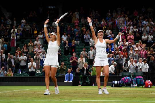 Vesnina en Makarova vernederen tegenstandsters in dubbelfinale Wimbledon